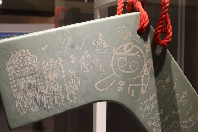 쿠키런 그림이 그려진 전통 악기 ‘편경’ 복원품. 연합뉴스