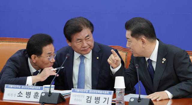 김병기(오른쪽) 더불어민주당 원내대표가 3일 서울 여의도 국회에서 열린 회복과 성장을 위한 정년연장특별위원회 제1차 본위원회의에서 소병훈(가운데) 위원장과 대화하고 있다. 2025.11.3 뉴스1