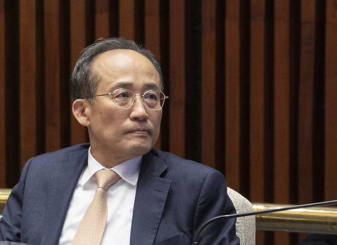 추경호 국민의힘 의원이 8일 국회에서 열린 '이재명 정권 독재악법 국민고발회'에 참석해 장영수 고려대 법학전문대학원 명예교수의 '윤석열ㆍ김건희 등의 국정농단 사건 진상규명을 위한 전담재판부 설치에 관한 법률안' 문제점에 대한 강의를 듣고 있다. ⓒ연합뉴스