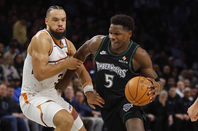 앤서니 에드워즈(오른쪽)가 9일 미국 미네소타주 미니애폴리스의 타깃 센터에서 열린 2025~2026 미국프로농구 정규리그 홈경기에서 돌파를 하고 있다.  미니애폴리스 | Imagn Images연합뉴스