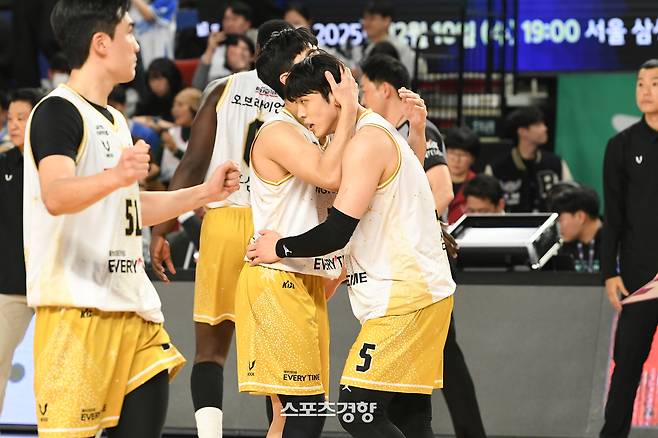 안양 정관장 박지훈과 변준형. KBL 제공