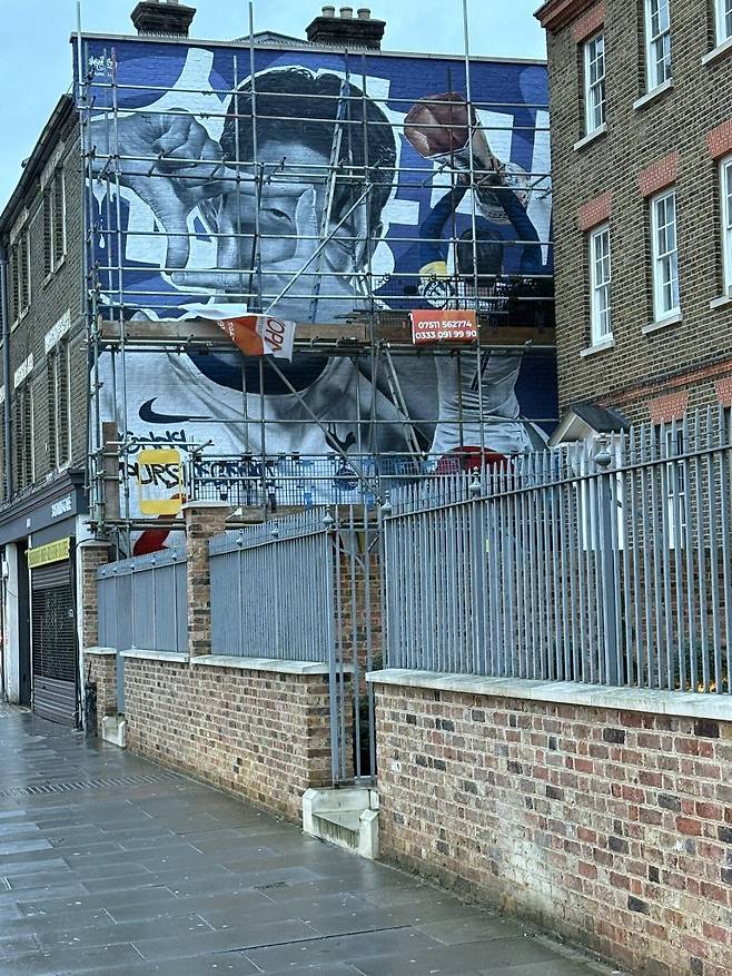 ▲ 토트넘 팬들에게 손흥민은 단순히 뛰어난 공격수가 아니라 시대를 대표한 상징이었다. 이제 그 상징은 경기장 밖 런던 건물 벽면 위 그리고 팬들의 기억 속에 영원히 남게 된다. ⓒ THICK ACCENT