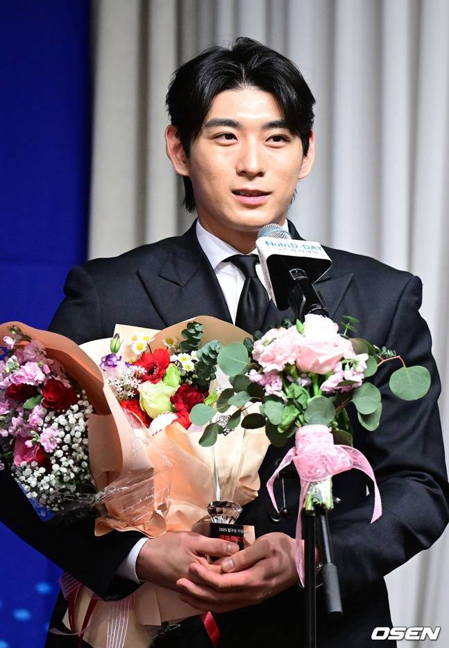 이정후가 8일 뉴트리디데이 일구상에서 특별공로상을 수상하고 소감을 밝히고 있다.