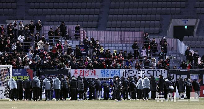 강등이 확정된 뒤 서포터석으로 향한 수원FC 선수단. /사진=뉴시스