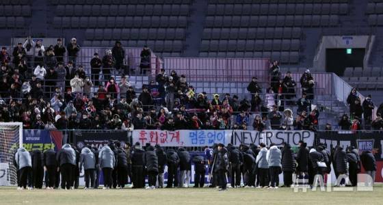 강등이 확정된 뒤 서포터석으로 향한 수원FC 선수단.  /사진=뉴시스
