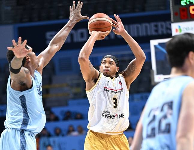 슈팅하는 워싱턴. /사진=KBL