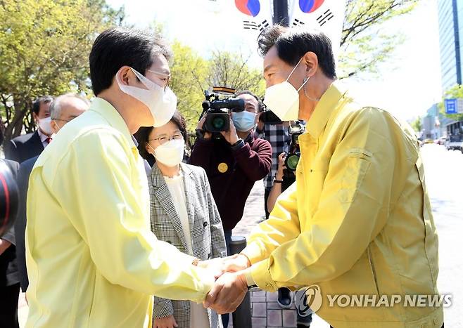 인사하는 오세훈 시장과 정원오 구청장 (서울=연합뉴스) 오세훈 서울시장이 8일 서울 성동구청에 마련된 서울시 1호 예방접종센터를 방문해 정원오 성동구청장과 악수하고 있다. 2021.4.8 
    [서울시 제공. 재판매 및 DB 금지] photo@yna.co.kr