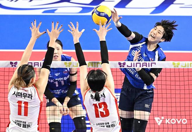 공격하는 IBK기업은행의 이소영(맨 오른쪽) [한국배구연맹 제공. 재판매 및 DB 금지]