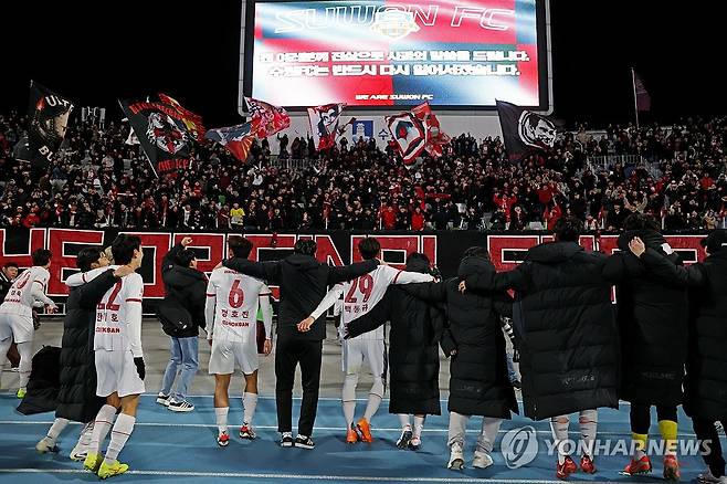 부천FC의 반란, 창단 첫 K리그1 승격 (수원=연합뉴스) 이지은 기자 = 8일 수원종합운동장에서 열린 프로축구 승강 플레이오프 2차전 수원FC와 부천FC의 경기에서 3-2로 승리하며 창단 첫 K리그1 승격을 이뤄낸 부천FC 선수들이 기뻐하고 있다. 2025.12.8 jieunlee@yna.co.kr