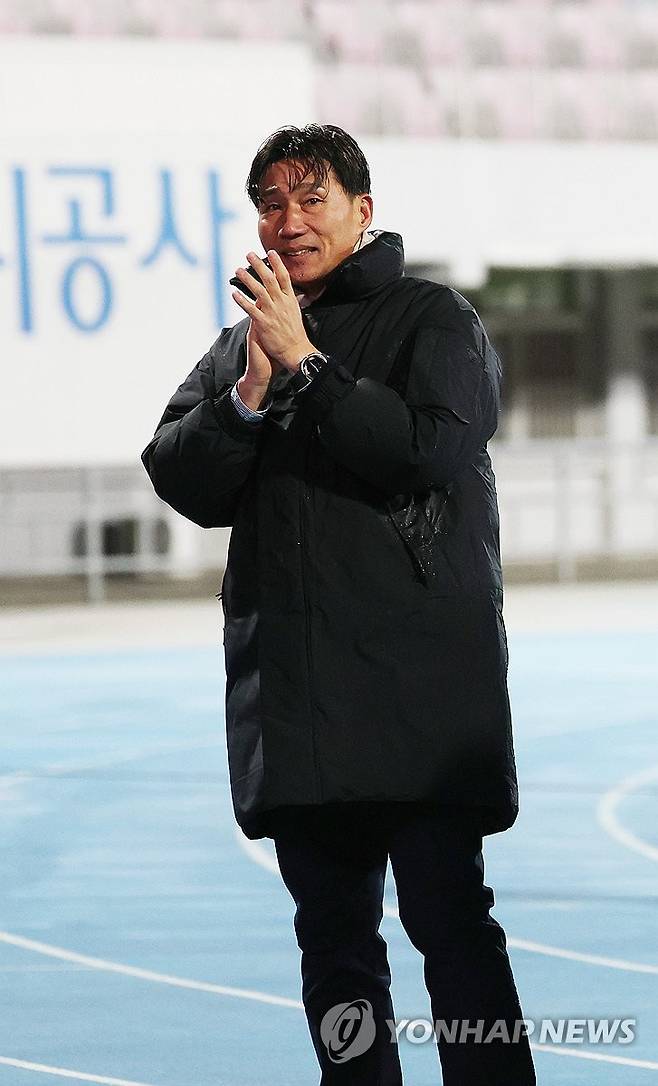 박수치는 이영민 부천FC 감독 (수원=연합뉴스) 이지은 기자 = 8일 수원종합운동장에서 열린 프로축구 승강 플레이오프 2차전 수원FC와 부천FC의 경기. 3대2로 승리하며 1부리그로 승격한 이영민 부천FC 감독이 박수를 치고 있다.  2025.12.8 jieunlee@yna.co.kr