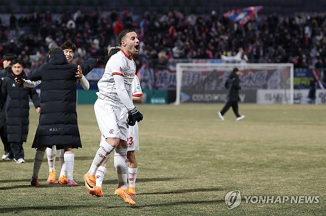 부천, 18년 만의 한풀이 (수원=연합뉴스) 이지은 기자 = 8일 수원종합운동장에서 열린 프로축구 승강 플레이오프 2차전 수원FC와 부천FC의 경기. 3대2로 승리하며 1부리그로 승격한 부천FC 바사니가 경기 후 기뻐하고 있다. 2025.12.8 jieunlee@yna.co.kr