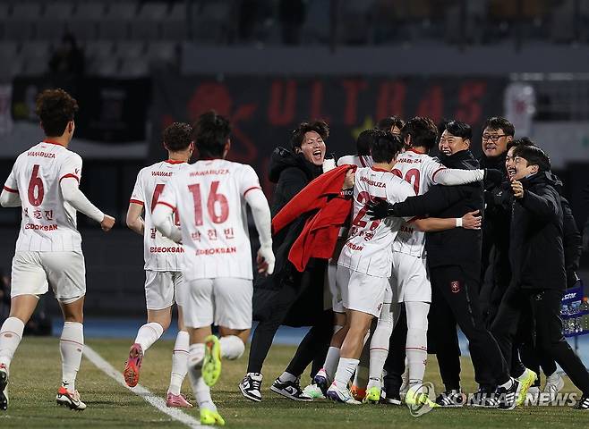 앞서가는 부천FC (수원=연합뉴스) 이지은 기자 = 8일 수원종합운동장에서 열린 프로축구 승강 플레이오프 2차전 수원FC와 부천FC의 경기. 전반 부천FC 바사니가 선제골을 넣은 뒤 이영민 부천FC 감독 등 코치진과 기뻐하고 있다. 2025.12.8 jieunlee@yna.co.kr