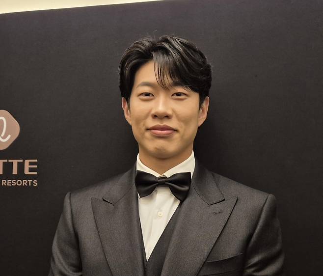 포즈 취하는 송성문 (서울=연합뉴스) 김경윤 기자 = 키움 히어로즈 송성문이 9일 서울 송파구 롯데호텔 월드에서 열린 2025 신한 SOL뱅크 KBO 골든글러브 시상식을 앞두고 포즈를 취하고 있다. 2025.12.9. cycle@yna.co.kr