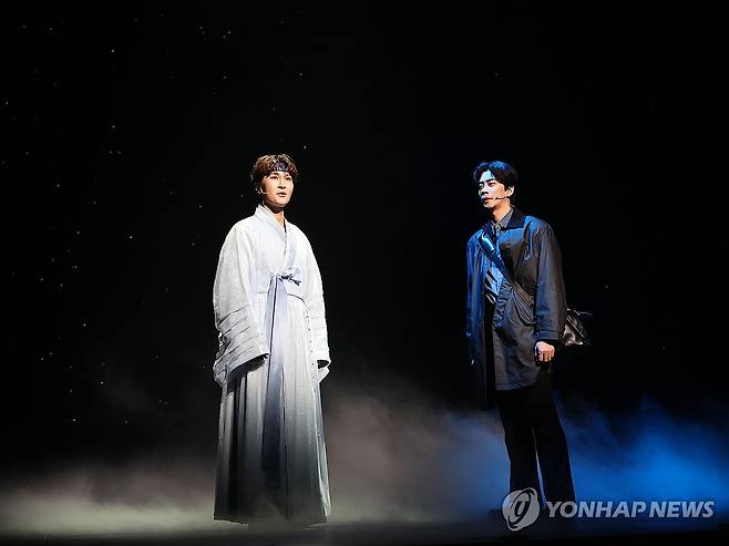 열연하는 박은태-신성록 (서울=연합뉴스) 강민지 기자 = 배우 박은태(왼쪽), 신성록이 9일 서울 중구 충무아트센터에서 열린 뮤지컬 '한복 입은 남자' 프레스콜에서 하이라이트 장면을 시연하고 있다. 2025.12.9 mjkang@yna.co.kr