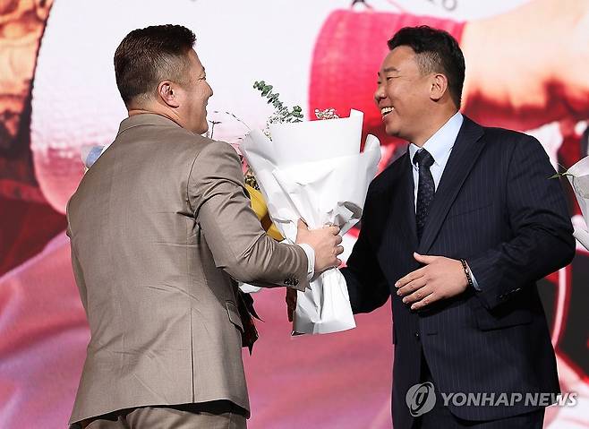 꽃다발 받는 최형우 (서울=연합뉴스) 김성민 기자 = 9일 서울 송파구 롯데호텔 월드에서 열린 프로야구 2025 신한 SOL뱅크 골든글러브 시상식에서 지명타자 부문을 수상한 최형우가 이범호 감독에게 꽃다발을 받고 있다. 2025.12.9 ksm7976@yna.co.kr