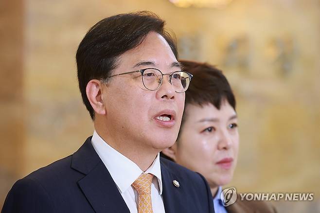 필리버스터 도중 정회된 본회의 관련해 발언하는 송언석 원내대표 (서울=연합뉴스) 신현우 기자 = 국민의힘 송언석 원내대표가 9일 국회에서 나경원 의원의 무제한 토론 도중 본회의가 정회된 것과 관련해 입장을 발표하고 있다. 2025.12.9 nowwego@yna.co.kr