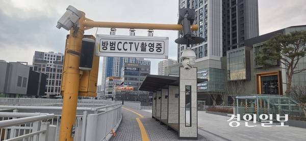 파주 경의중앙선 운정역 앞 보행 고가도로가 안전 사각지대로 전락하고 있다는 지적이다. 방범CCTV가 고장난채 방치돼 있다. 2025.12.9 파주/이종태기자 dolsaem@kyeongin.com