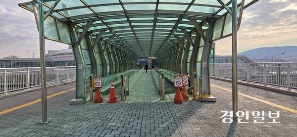 파주 경의중앙선 운정역 앞 보행 고가도로가 안전 사각지대로 전락하고 있다는 지적이다. 운정역 앞 무빙워크가 고장 나 수개월째 방치되고 있다. 2025.12.9 파주/이종태기자 dolsaem@kyeongin.com
