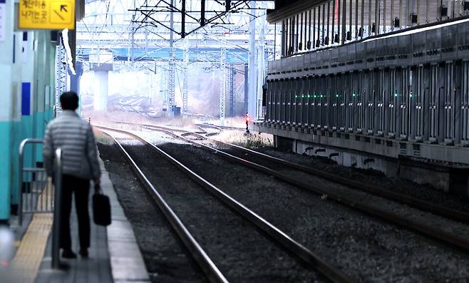 ▲ 철도노조 무기한 파업을 하루 앞둔 10일 오후 수원역에서 한 승객들이 열차를 기다리고 있다. 철도노조 파업은 지난해 12월 이후 약 1년 만이다./김철빈 기자 narodo@incheonilbo.com