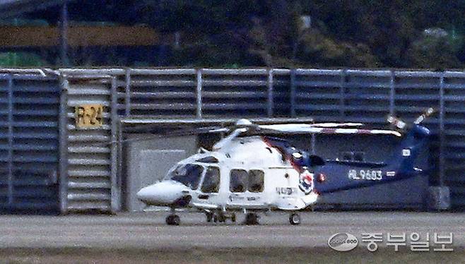 아주대병원 부지 내 경기도 응급의료 전용헬기 지상 헬기장 및 격납고 신설이 추진됐지만, 인근 주민 민원과 접근성 저하 등 현실적인 어려움에 부딪혀 무산된 가운데 10일 오전 공군 제10전투비행단 내 격납고에 경기도 응급의료 전용헬기가 대기하고 있다. 임채운기자
