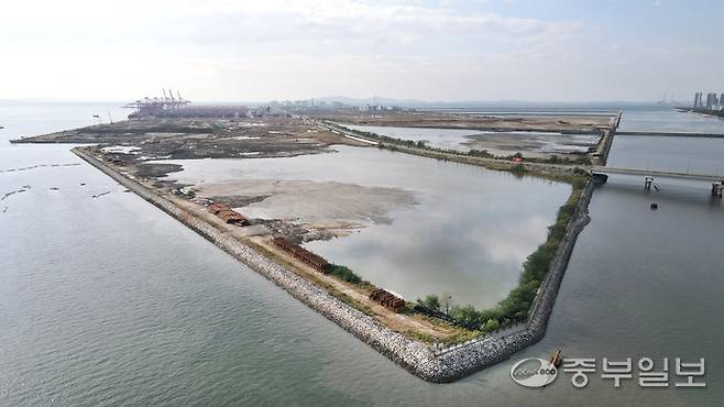 22일 인천시 연수구 인천신항 1-2컨테이너부두 동측 부지. 해상풍력 지원(배후)항만이 들어설 예정인 이곳은 인천 앞바다 해상풍력 사업의 핵심 거점으로, 부두 준공 시기가 발전사업 추진의 관건이 되고 있다.정선식기자