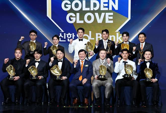 허구연 KBO 총재가 지난 9일 서울 송파구 롯데호텔 월드에서 열린 '2025 KBO 골든글러브 시상식'에서 골든글러브 수상자와 대리수상자들과 기념촬영하고 있다. /뉴시스