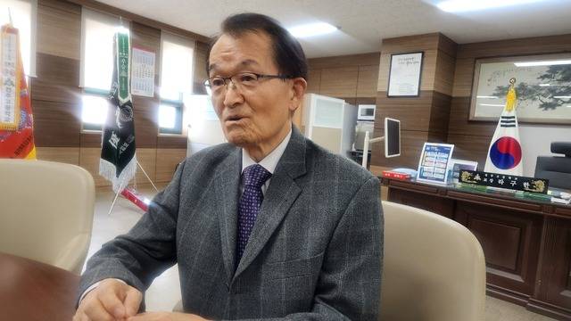 전북일보는 10일 전주고등학교를 방문한 김의신 박사를 만나 암과 관련한 생활 의학 상식을 들어봤다. 김의신 박사는 35세 최연소 나이로 미국 최고 암전문병원 MD 앤더슨 암센터 초빙 종신교수로 32년 근무한 핵의학의 선구자다. /전북일보