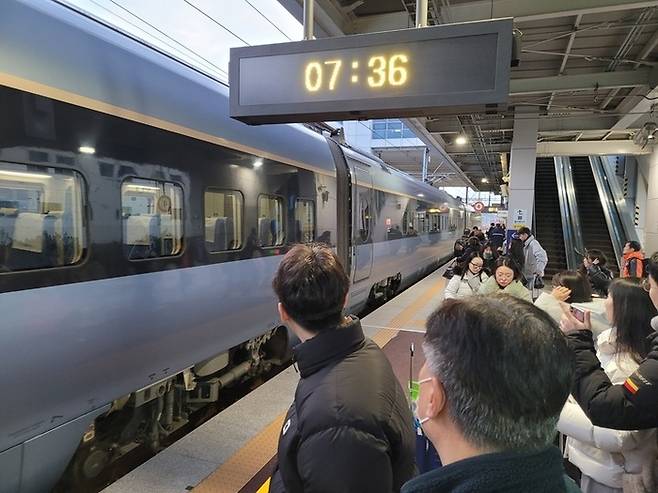 시민들이 울산 태화강역에 들어오는 열차를 맞이하고 있다. 울산매일 포토뱅크