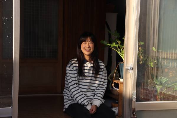 안지원이 자신의 집 대청마루에 앉아있다. /주성희 기자