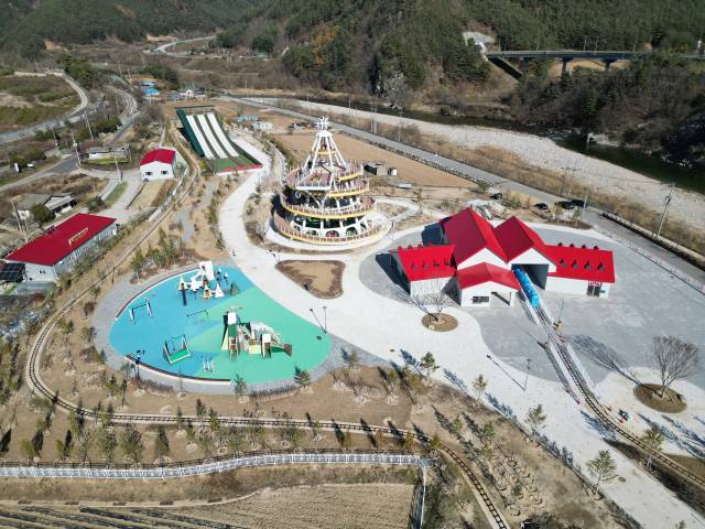 12월이 되면 봉화군 소천면 분천은 또 한 번 변신한다. 크리스마스와 겨울을 테마로 한 동화 같은 풍경 속에서 놀이와 체험, 공연이 어우러지는