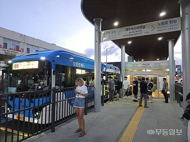 제주특별자치도 서광로 BRT 정류장 모습. 퇴근 시간 대 시민들이 줄지어 타고 있다. 제주도는 전국 최초로 BRT에 '섬식 정류장'을 도입했다. 정류장 한 곳에서 양방향으로 탈 수 있다는 게 특징이다.