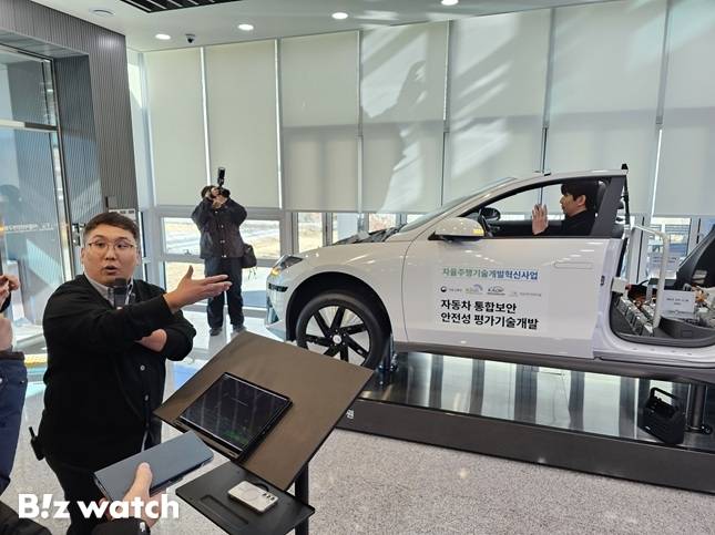 한국교통안전공단(TS) 자동차안전연구원 사이버보안센터에서 차량 해킹 상황을 가정한 시연이 진행되고 있다. 운전석에 탑승한 사람이 손을 놓고 있지만, 왼쪽 아래 태블릿을 통해 차량이 원격 조종되고 있는 상황이다./사진=김준희 기자 kjun@