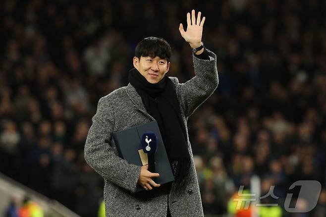 손흥민이 10일(한국시간) 열린 2025-26 UEFA 챔피언스리그 토트넘 홋스퍼-슬라비아 프라하전을 앞두고 팬들에게 인사하고 있다. ⓒ AFP=뉴스1