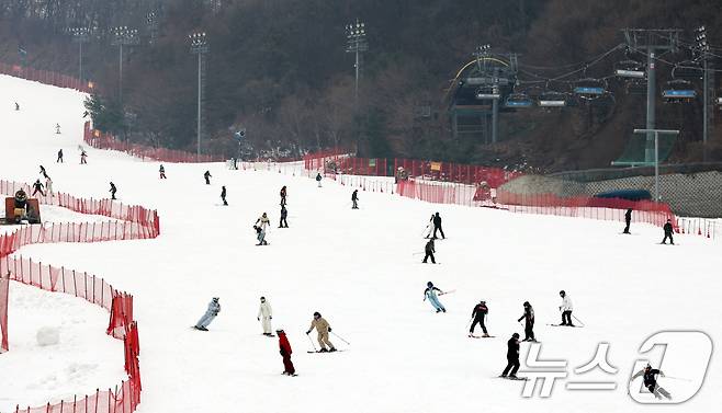 곤지암리조트 스키장이 개장한 10일 경기 광주시 곤지암리조트 스키장을 찾은 시민들이 시민들이 스키와 보드를 타며 겨울을 만끽하고 있다. 2025.12.10/뉴스1 ⓒ News1 김영운 기자