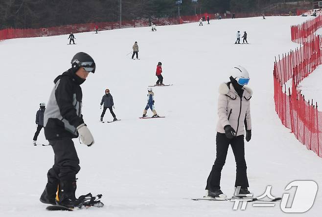 곤지암리조트 스키장이 개장한 10일 경기 광주시 곤지암리조트 스키장을 찾은 시민들이 시민들이 스키와 보드를 타며 겨울을 만끽하고 있다. 2025.12.10/뉴스1 ⓒ News1 김영운 기자