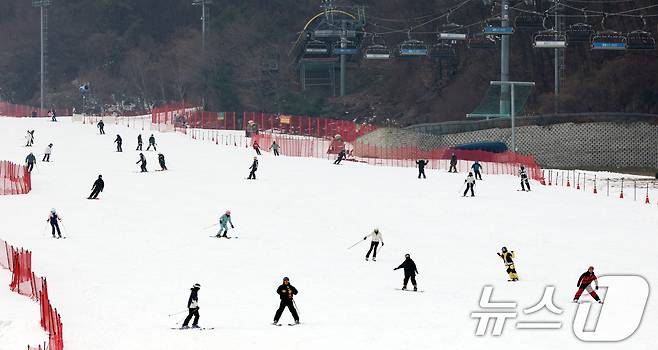 곤지암리조트 스키장이 개장한 10일 경기 광주시 곤지암리조트 스키장을 찾은 시민들이 시민들이 스키와 보드를 타며 겨울을 만끽하고 있다. 2025.12.10/뉴스1 ⓒ News1 김영운 기자