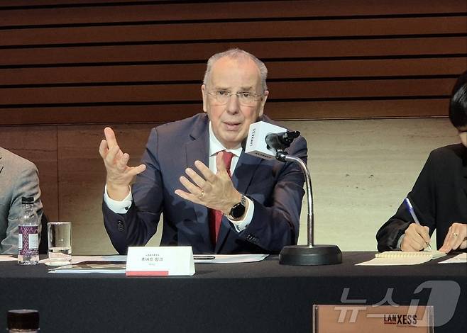 후버트 핑크(Hubert Fink) 독일 랑세스 그룹 경영이사회 이사 겸 부회장이 10일 서울 여의도 FKI타워에서 열린 창립 20주년 기자간담회에서 발언하고 있다. 2025.12.10/뉴스1 ⓒ News1 최동현 기자