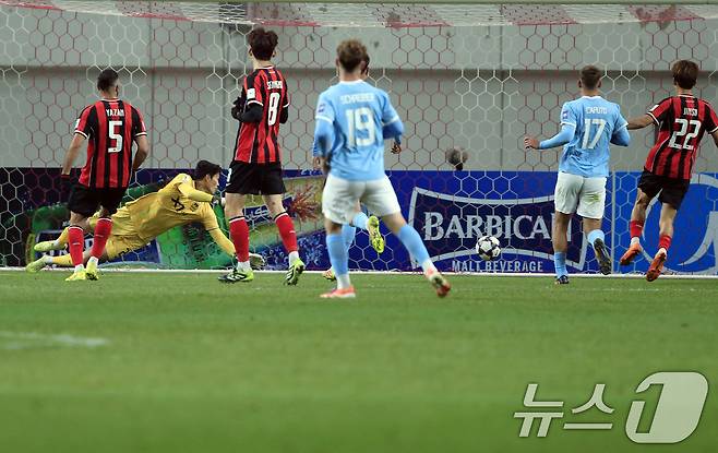 10일 오후 서울시 마포구 월드컵로 서울월드컵경기장에서 열린 AFC 챔피언스리그 엘리트(ACLE) 2025/26 리그 스테이지 6차전 FC서울과 멜버른시티FC의 경기에서 멜버른 카나모리 타케시의 슛이 서울 골망을 가르고 있다. 2025.12.10/뉴스1 ⓒ News1 박정호 기자