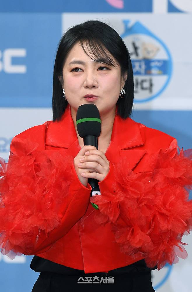 코미디언 박나래가 4일 서울 마포구 상암동 MBC 골든마우스홀에서 진행된 예능프로그램 ‘나 혼자 산다’ 10주년 기념간담회에서 취재진의 질문에 답을 하고 있다. 2023. 12. 4.  박진업기자 upandup@sportsseoul.com
