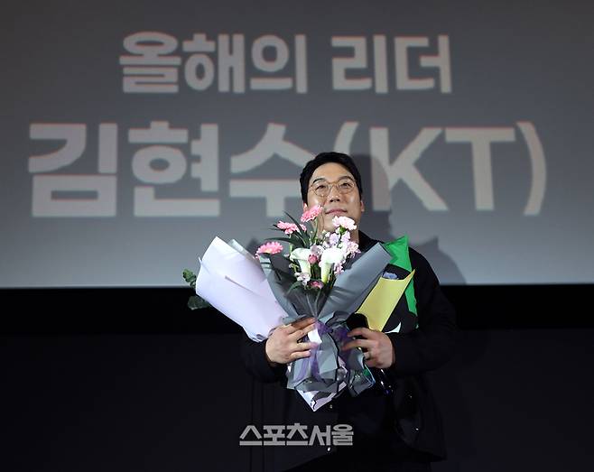 KT 김현수가 4일 서울 영등포구 타임스퀘어 CGV 영등포 스크린X관에서 열린 ‘제39회 스포츠서울 올해의 상’에서 올해의 리더상을 수상한 뒤 기념촬영을 하고 있다. 영등포 | 박진업 기자 upandup@sportsseoul.com