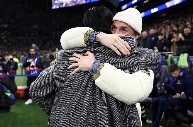 손흥민이 토트넘 홋스퍼와 슬라비아 프라하(체코)와의 2025~26시즌 유럽축구연맹(UEFA) 챔피언스리그(UCL) 리그 페이즈 6차전 킥오프를 앞두고 제임스 매디슨과 포옹하고 있다. /사진=토트넘 홋스퍼