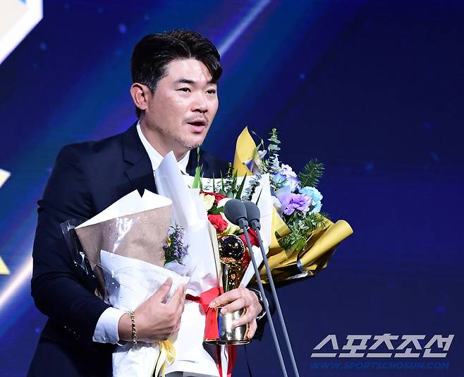 9일 서울 롯데호텔월드에서 KBO 골든글러브 시상식이 열렸다. 페어플레이상 수상한 SSG 노경은. 잠실=송정헌 기자songs@sportschosun.com/2025.12.09/