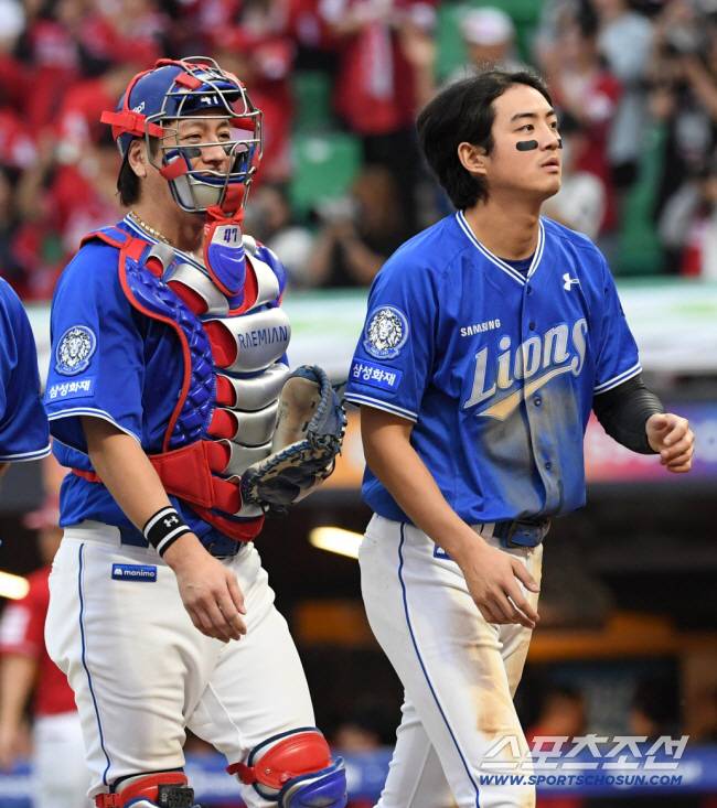 11일 인천SSG랜더스필드에서 열린 SSG와 삼성의 준PO 2차전. 9회말 1사 SSG 김성욱에게 끝내기 홈런을 허용하며 패한 삼성 선수들이 아쉬워하고 있다. 인천=박재만 기자 pjm@sportschosun.com/2025.10.11/