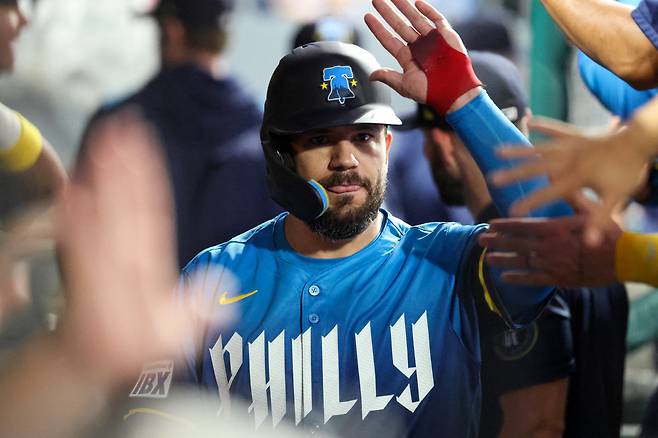 PHILADELPHIA, PENNSYLVANIA - SEPTEMBER 26: Kyle Schwarber #12 of the Philadelphia Phillies reacts in the dugout after scoring against the Minnesota Twins at Citizens Bank Park on September 26, 2025 in Philadelphia, Pennsylvania.   Isaiah Vazquez/Getty Images/AFP (Photo by Isaiah Vazquez / GETTY IMAGES NORTH AMERICA / Getty Images via AFP)







<저작권자(c) 연합뉴스, 무단 전재-재배포, AI 학습 및 활용 금지>