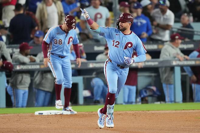 Philadelphia Phillies' Kyle Schwarber celebrates after hitting a solo home run during the fourth inning in Game 3 of baseball's National League Division Series against the Los Angeles Dodgers, Wednesday, Oct. 8, 2025, in Los Angeles. (AP Photo/Jae C. Hong)







<저작권자(c) 연합뉴스, 무단 전재-재배포, AI 학습 및 활용 금지>