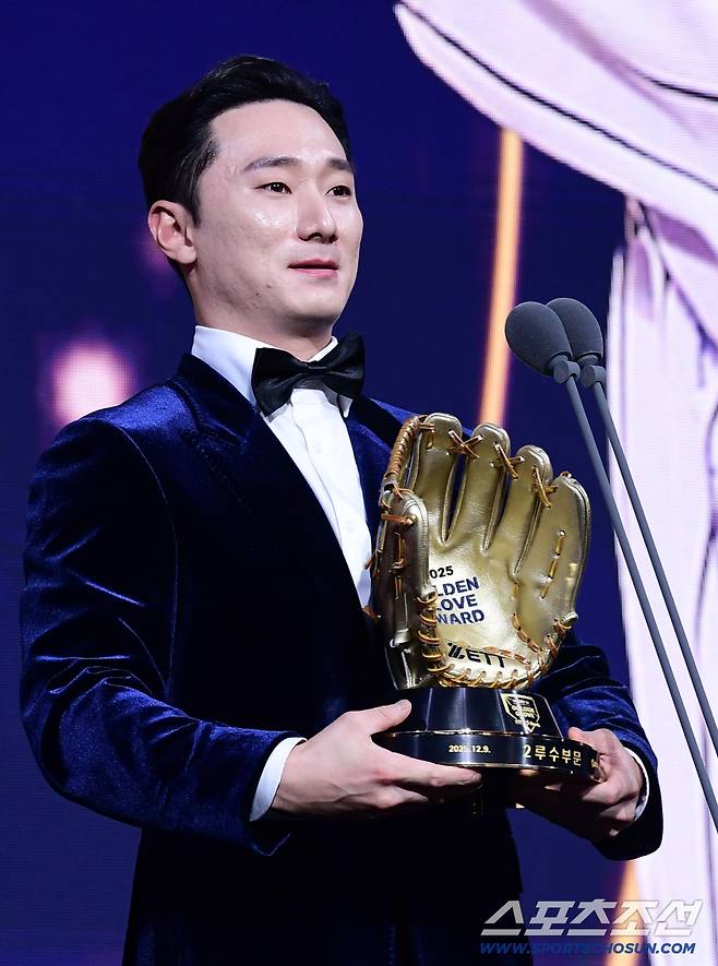9일 서울 롯데호텔월드에서 KBO 골든글러브 시상식이 열렸다. 2루수 부문 골든글러브를 수상한 LG 신민재. 잠실=송정헌 기자songs@sportschosun.com/2025.12.09/