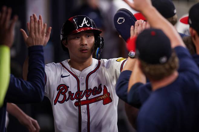 Sep 22, 2025; Atlanta, Georgia, USA; Atlanta Braves shortstop Ha-Seong Kim (9) celebrates with teammates after scoring a run against the Washington Nationals in the second inning at Truist Park. Mandatory Credit: Brett Davis-Imagn Images







<저작권자(c) 연합뉴스, 무단 전재-재배포, AI 학습 및 활용 금지>