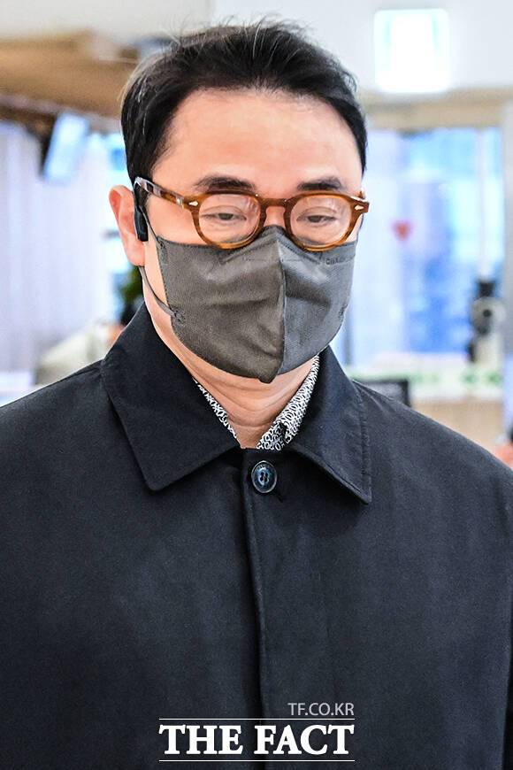 김건희 여사의 오빠 김진우 씨가 10일 오전 서울 종로구 KT 광화문빌딩에 마련된 민중기 특별검사 사무실로 향하고 있다. 김건희 여사 연루 의혹을 수사하는 민중기 특별검사팀은 '양평 고속도로 종점 변경 특혜 의혹'에 연루된 김진우 씨를 참고인 신분으로 조사한다. /남윤호 기자