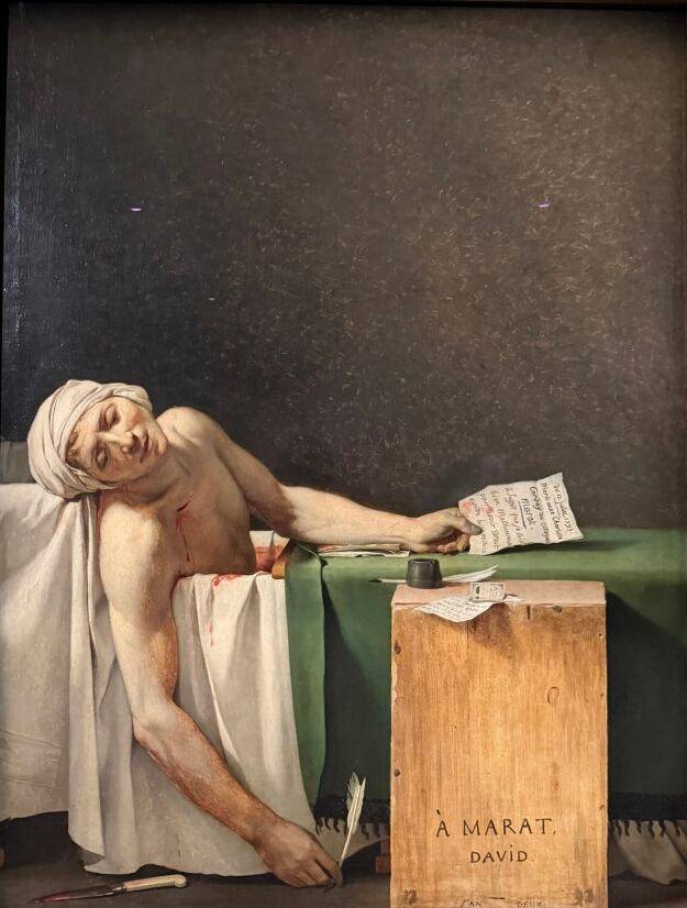 신고전주의 거장 자크 루이 다비드(1748~1825)의 작품 '마라의 죽음'(1793·캔버스에 유채·128×165cm) .본래 브뤼셀 왕립미술관이 소장하고 있는 이 작품은 파리 루브르 박물관이 지난 10월부터 개최 중인 다비드 사망 200주기 특별전에 대여 전시 중이다. 프랑스 혁명의 주역 장 폴 마라의 죽음을 카라바조의 '그리스도의 매장'(1603)과 같이 숭고하게 그려낸 정치 선전물이라고 루브르는 평가한다./원선우 특파원
