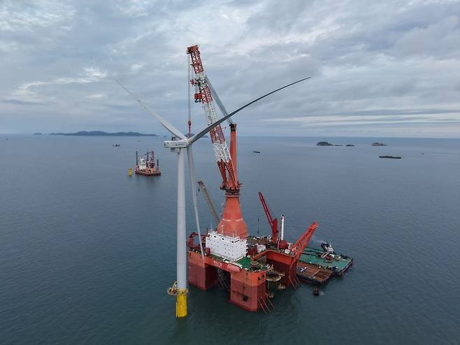 해상풍력 설치선(WTIV)인 ‘한산 1호’가 풍력 발전기를 시공하고 있다. / 낙월블루하트 제공
